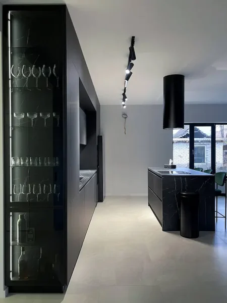 kouzina_black_04_ymeteron_600x800